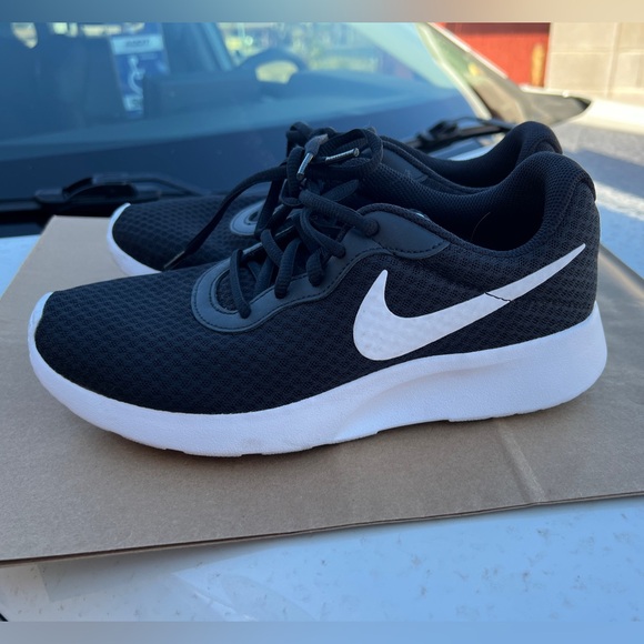 Women’s Tanjun Nike Shoes - Picture 5 of 7